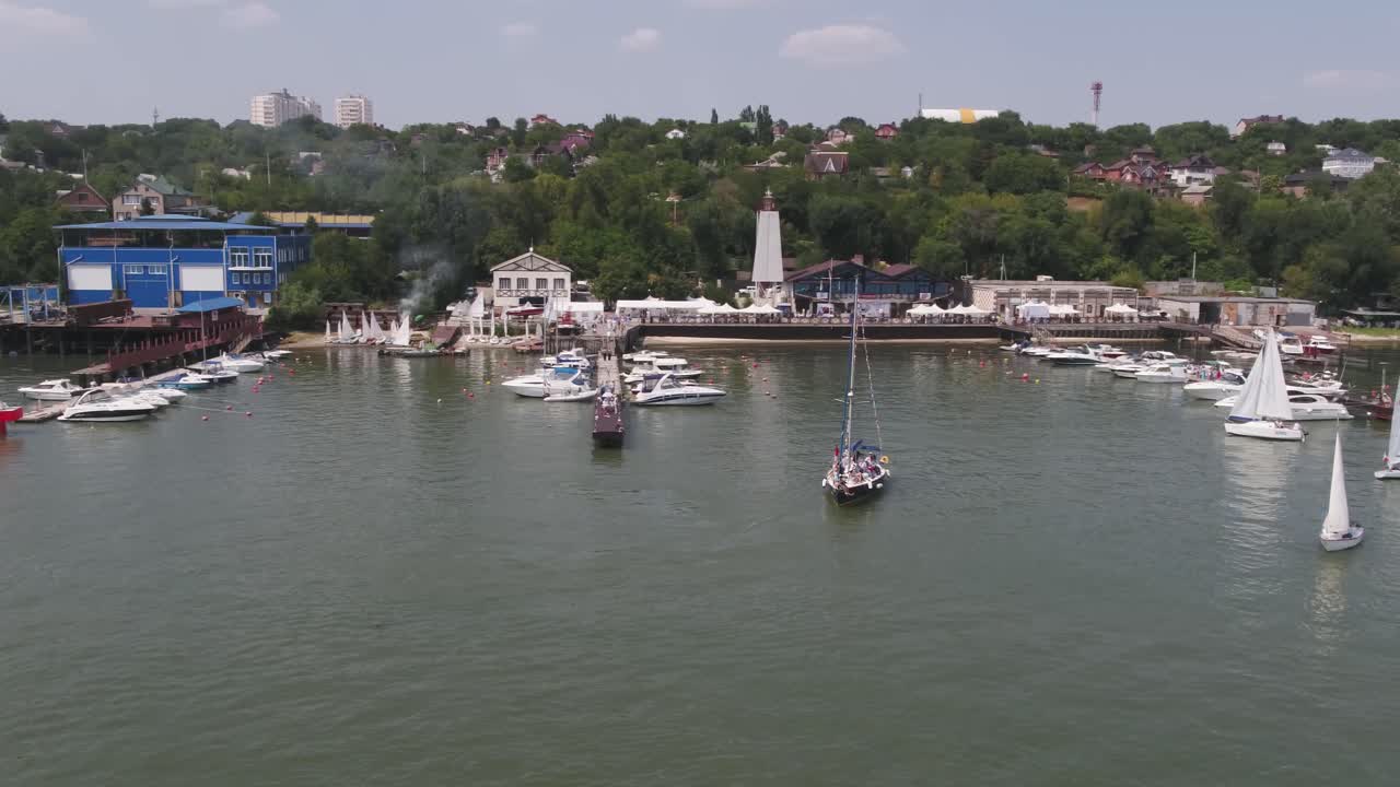 배와 요트가 있는 마리나