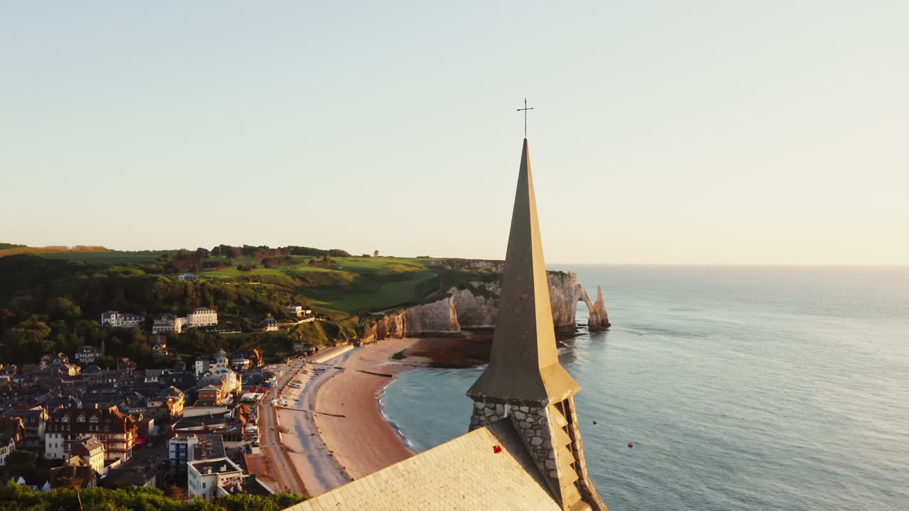 해가 지고 해가 뜨는 동안 교회와 절벽이 있는 프랑스 해안 마을