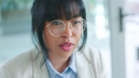 여성의 얼굴, 안경과 변호사 대화