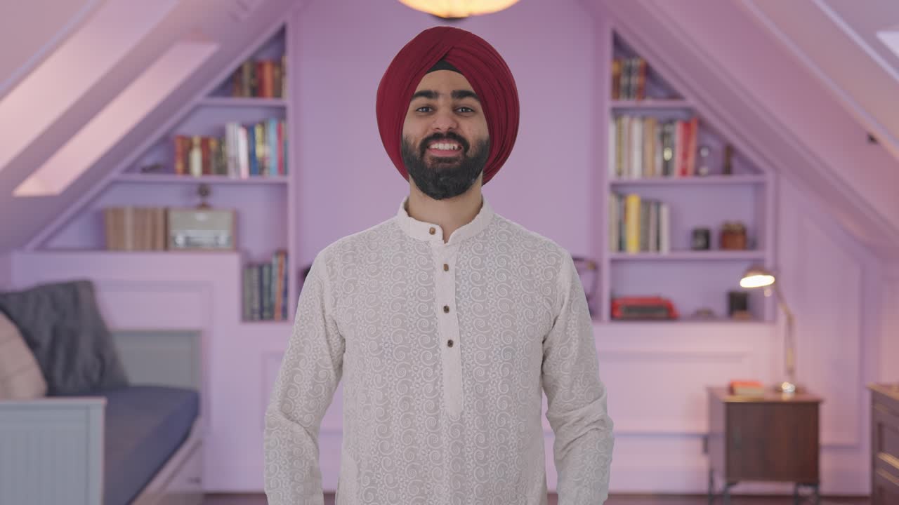 Uomo indiano Sikh felice che manda baci volanti