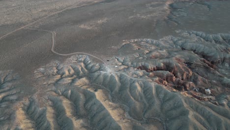 el atractivo del paisaje accidentado y árido del desierto es capturado en imágenes aéreas al sur de salt lake city, utah, ee.uu.