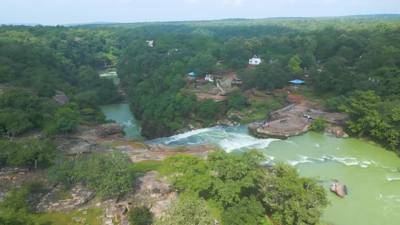 cascada rajdari devdari y la presa latif shah y el lago chandraprabha vista aérea