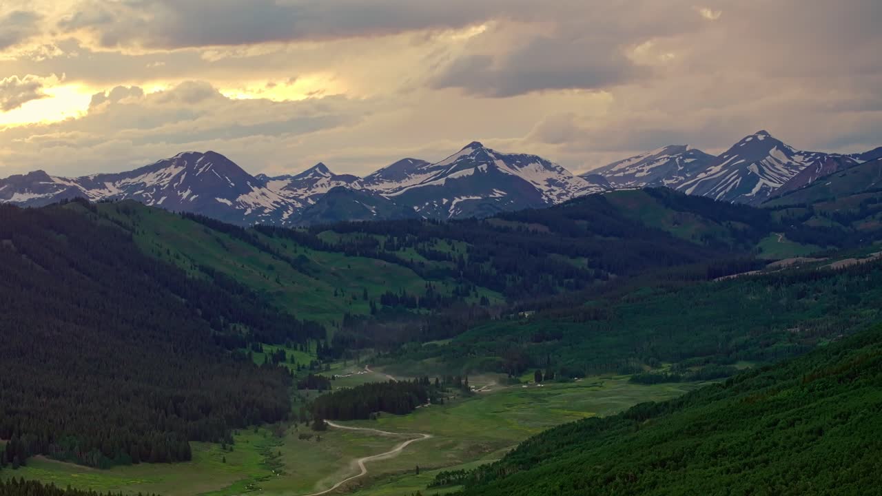 una foto aérea de las montañas rocosas bajo un cielo temperamental como se ve desde crested butte cerca de boulder, colorado, ee.