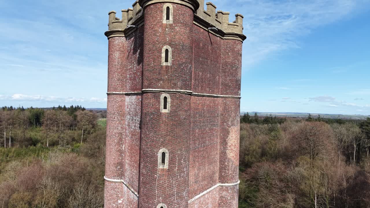 Aufsteigende Drohnen-Luftaufnahme von Alfreds Turm (Folly) in Somerset, England 4K