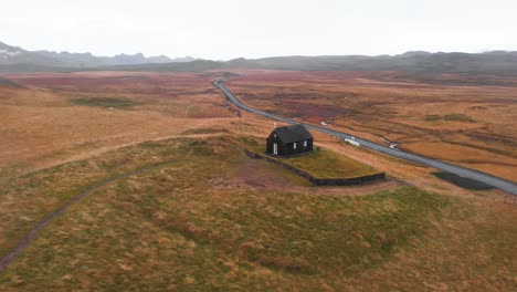 Iglesia-Krysuvík-De-Madera-En-El-Paisaje-Nórdico-Otoñal-En-Islandia