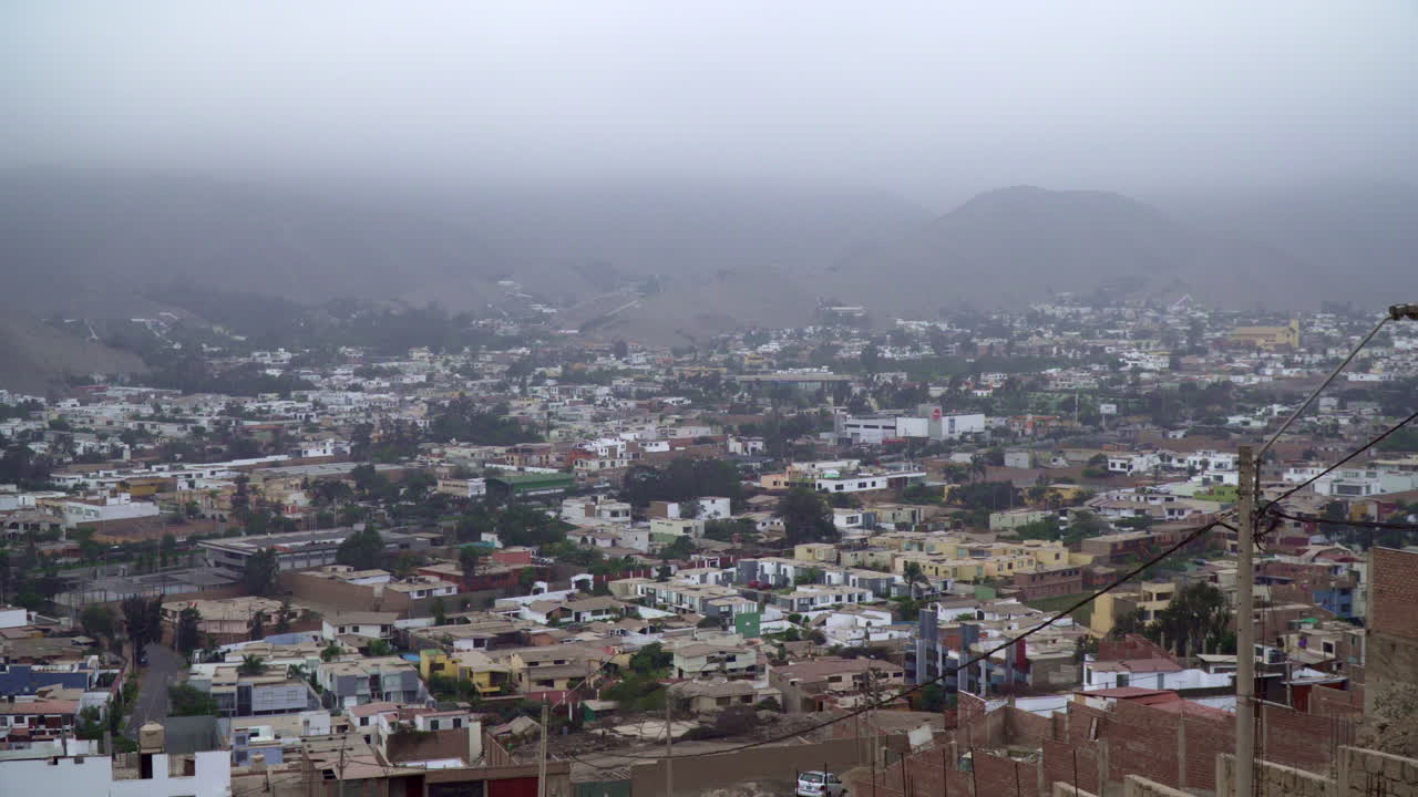 punto de vista panorámico con vistas a la ciudad de sol la molina en lima, perú con niebla sobre las montañas en el fondo