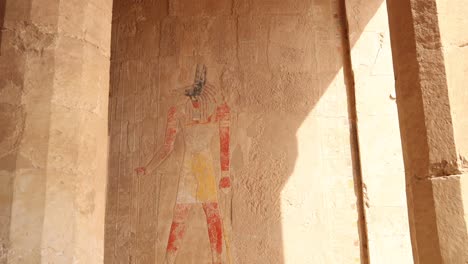 jeroglífico colorido de anubis en los templos del valle de los reyes en luxor, egipto