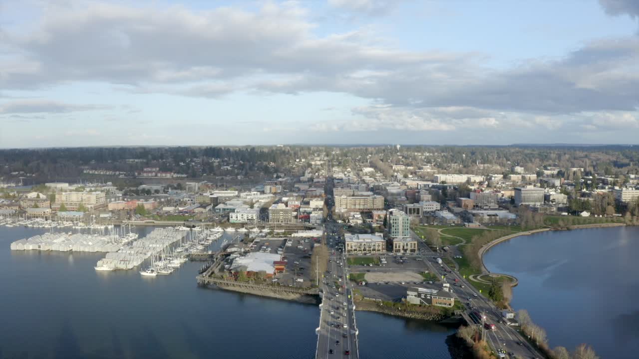 정박지가 있는 pnw 캐피탈 시티 다운타운의 드론