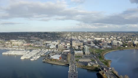 drone del centro de la ciudad capital pnw con puerto deportivo