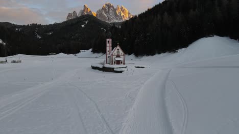 drone cinematográfico al atardecer filmado en los dolomitas, st