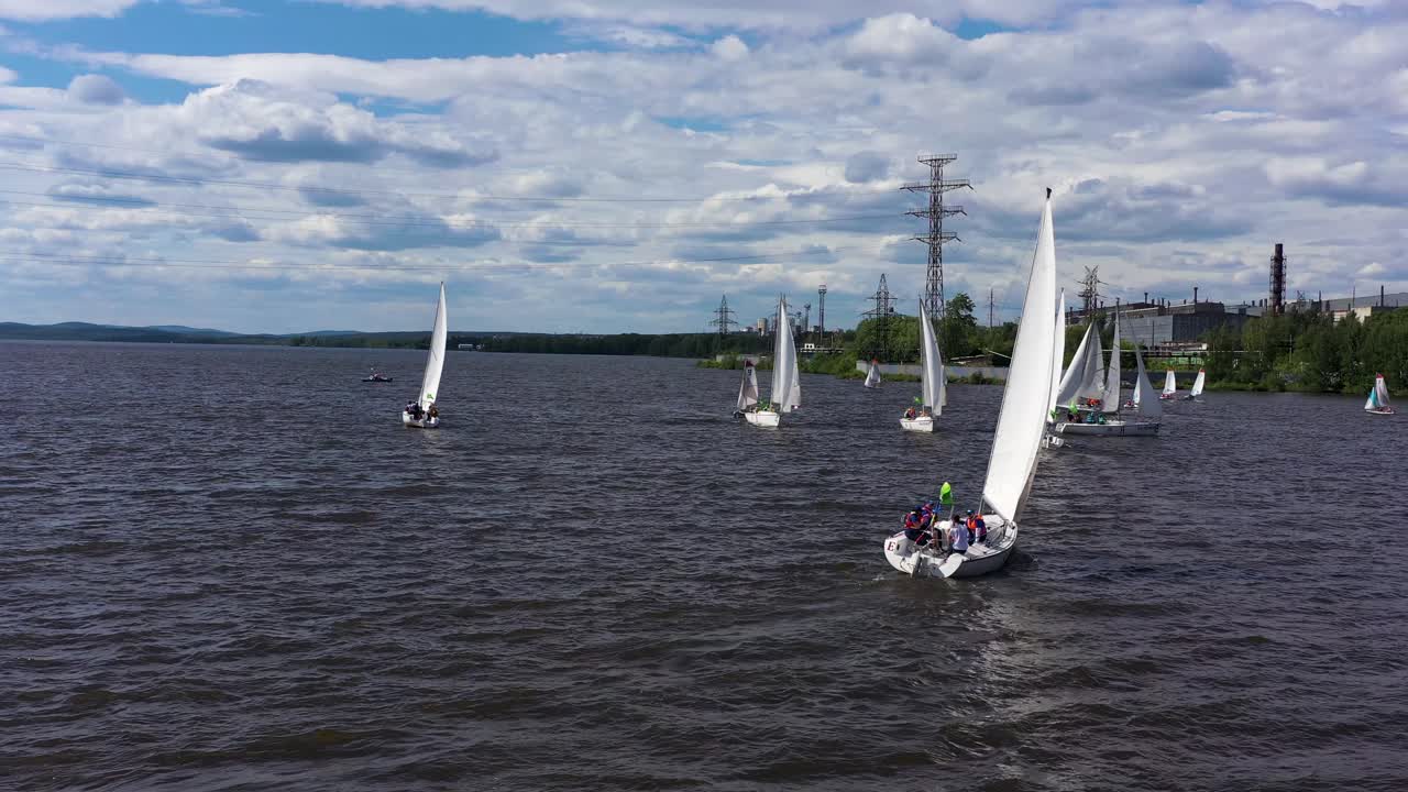 competición de vela en un lago