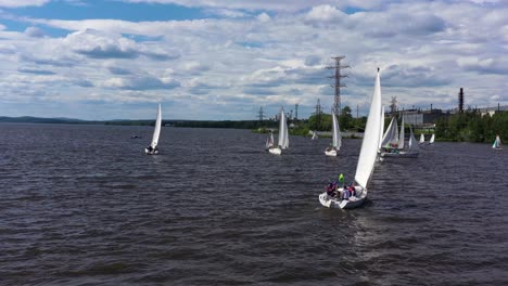 competición de vela en un lago