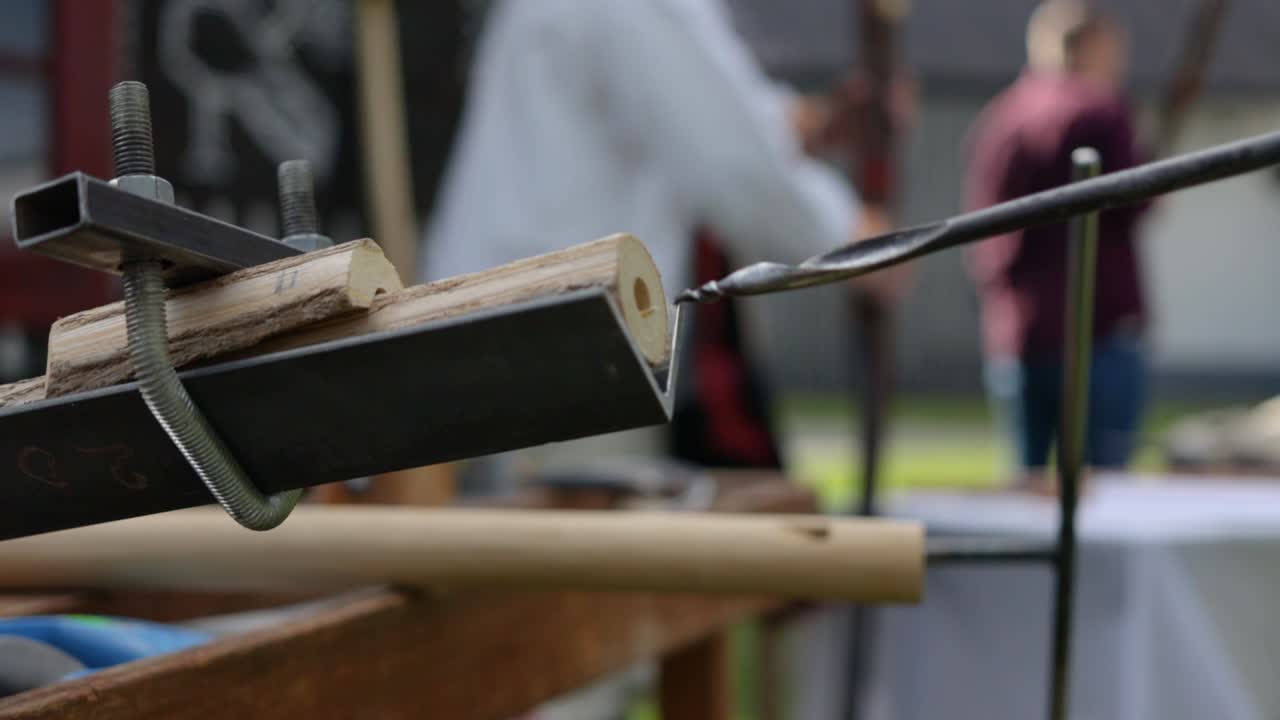 슬로바키아의 전통 마을 치치마니(čičmany)에 있는 슬로바키아 전통 음악 악기 푸자라(fujara)의 장인정신, 슬로우 모션 나무 조각