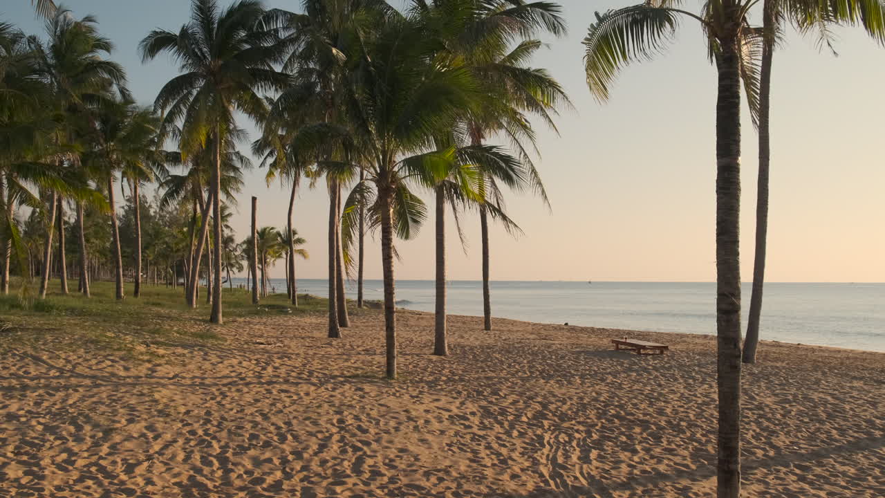 playa tropical al amanecer o al atardecer