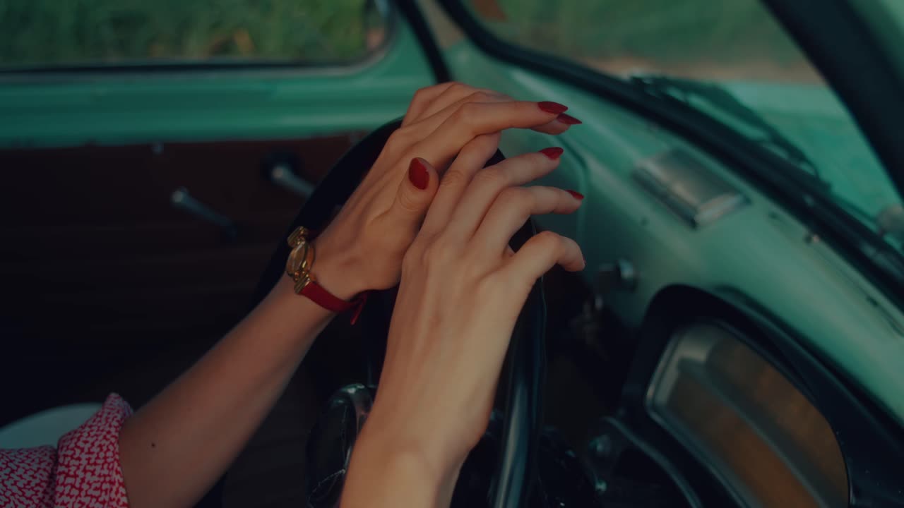 женщина, управляющая старинной машиной.