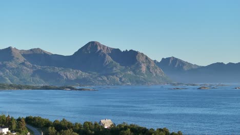 Cordillera-Rocosa-Y-Mar-Azul-Desde-La-Ciudad-De-Bovaer-Durante-El-Día-En-Senja,-Skaland,-Noruega