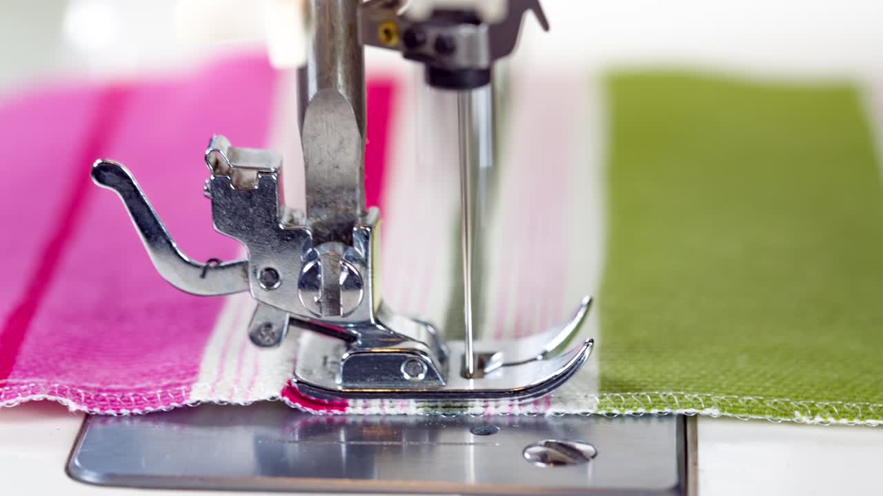 바느질 기계를 보여주는 과정