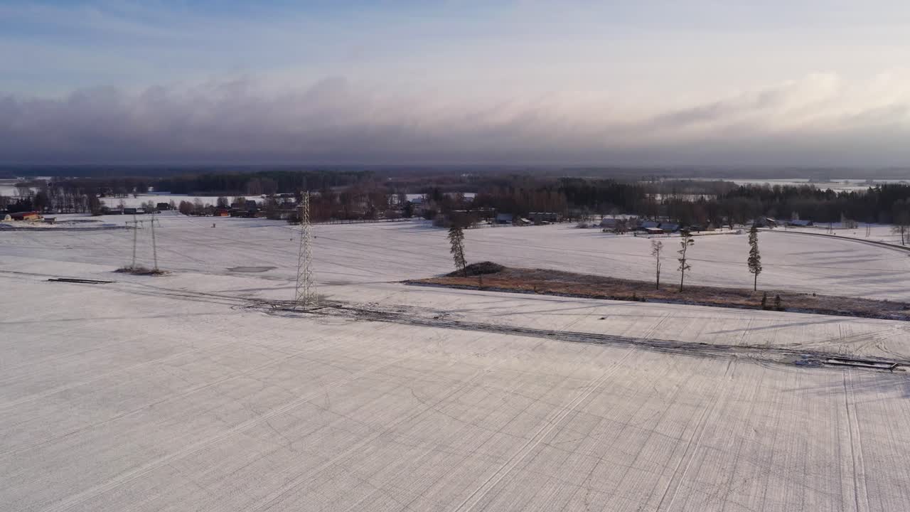 escena de invierno en un día nublado con líneas de suministro de energía