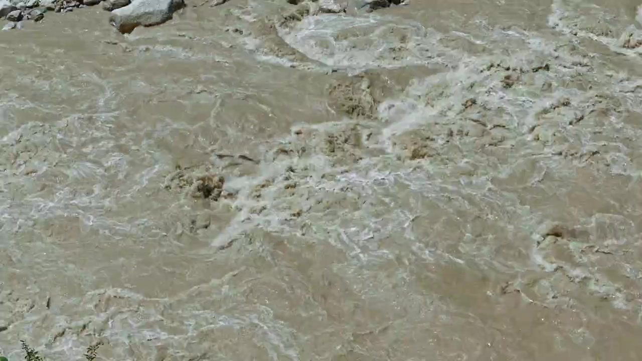 Splendida inquadratura cinematografica del fiume Gange che scende impetuoso dall'origine nella regione dell'Uttarakhand in India.