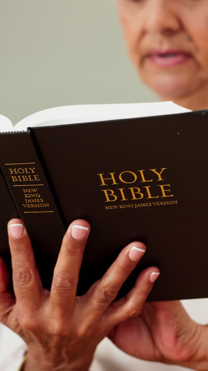 Donna che legge la Sacra Bibbia