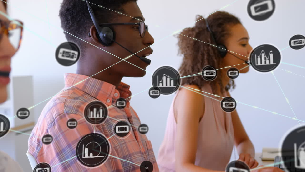 animación de una red de iconos digitales sobre diversos hombres y mujeres hablando en auriculares de teléfono en la oficina.