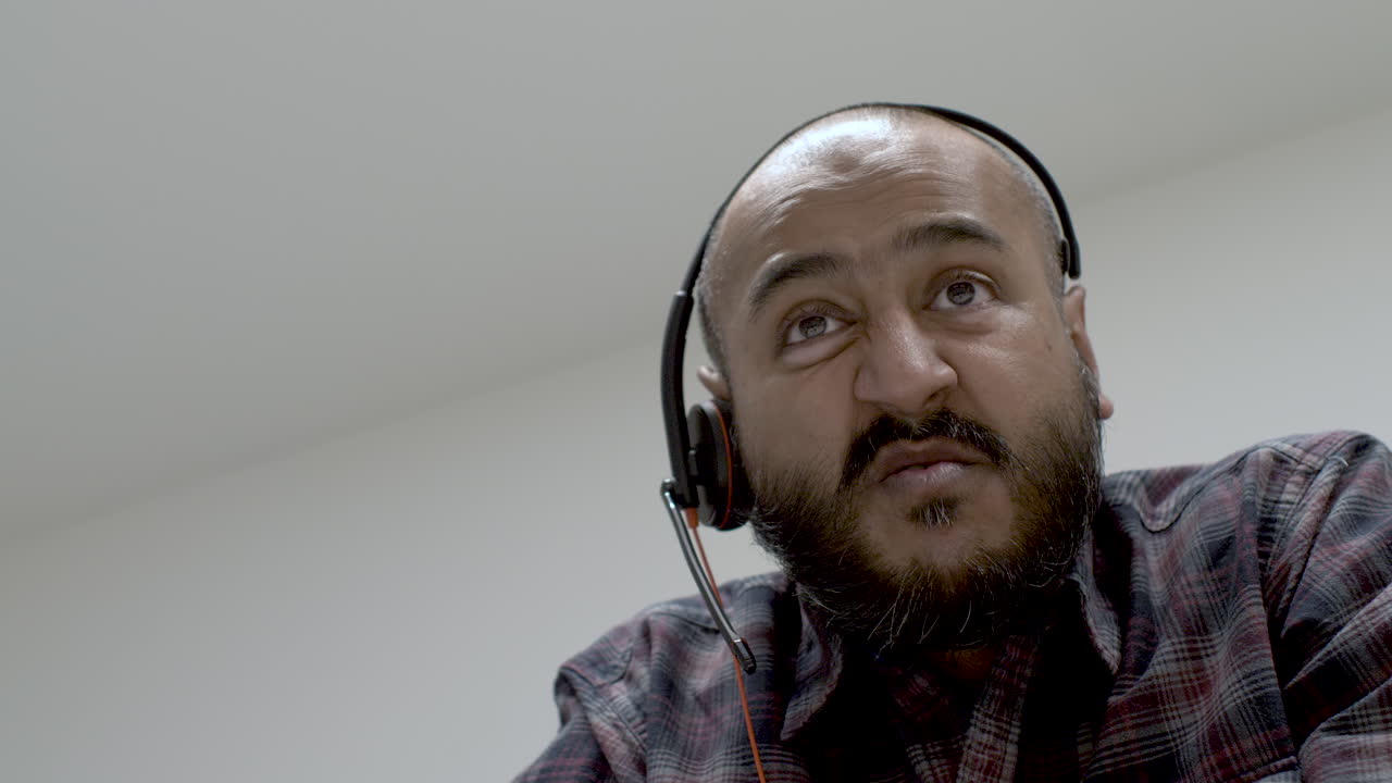 el joven maestro usa un micrófono en la cabeza, explica el problema al estudiante de forma remota en línea, habla en la cámara web, comparte activamente el conocimiento de la información en la red, el aprendizaje remoto en cuarentena, cierra