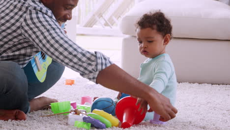 Junger-Schwarzer-Vater-Spielt-Mit-Seinem-Sohn-Im-Wohnzimmer