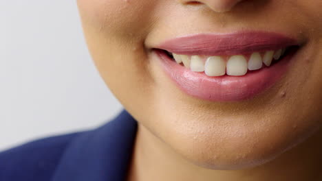 primer plano de una mujer sonriendo y riendo de alegría