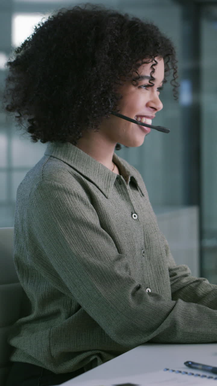 Giovane donna sorridente che lavora come operatrice di call center in ufficio