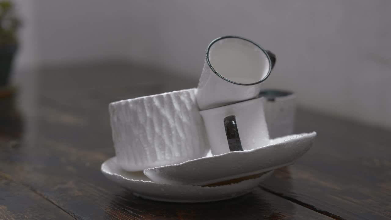 밖에서 비가 내린 후 은 접시