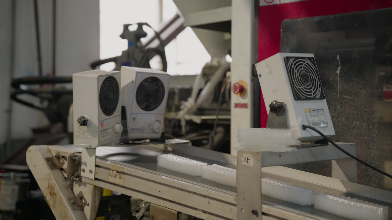 la producción automatizada moderna en una fábrica china ha reemplazado el trabajo humano por máquinas.