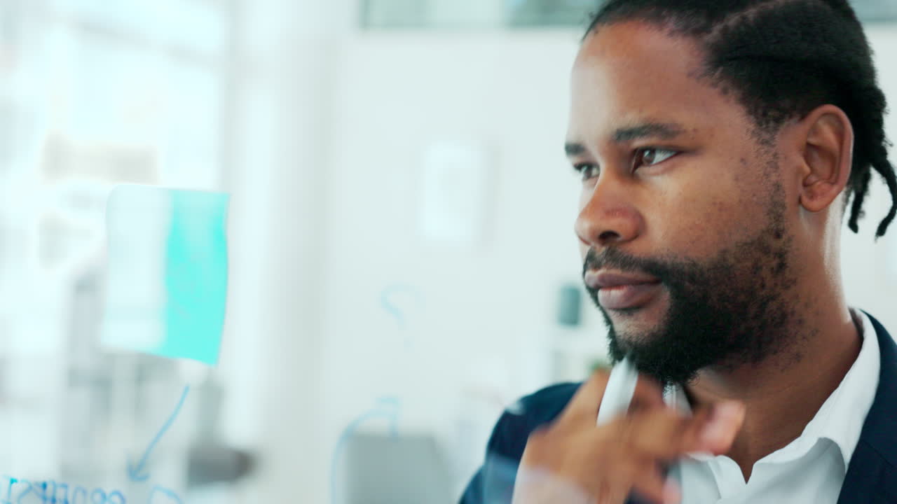 pensamiento, lluvia de ideas y negocios hombre negro