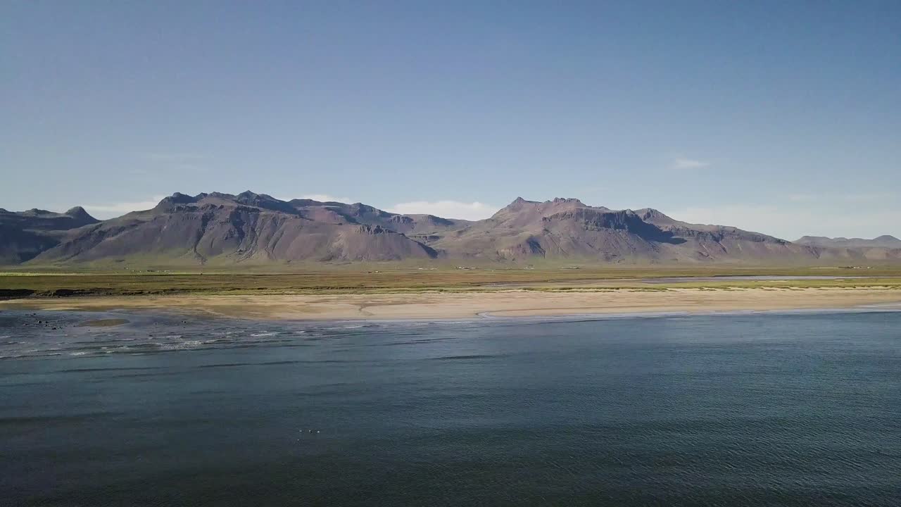 아이슬란드 스내펠스니스 반도에서 화창한 여름 동안 희귀한 황금빛 모래 해변과 잔잔한 파도의 항공 영상