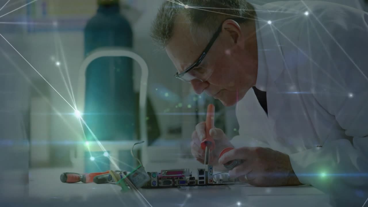 Elektronik teknisyeni, PCB'yi yerleştirirken, eklem yerlerini lehimlerken ve akı uygularken, bir katman kılavuzu hassasiyeti yönlendiriyor.