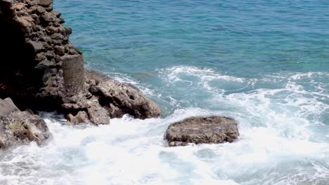 Ein-Durch-Erosion-Und-Steigende-Gezeiten-Beschädigter-Uferdamm-Entlang-Der-Küstenlinie-Einer-Tropischen-Insel-In-Südostasien