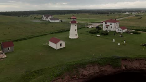 Faros-De-Cap-sante-Situados-En-La-Orilla-Norte-Del-Río-San-Lorenzo-En-Portneuf,-Quebec,-Canadá