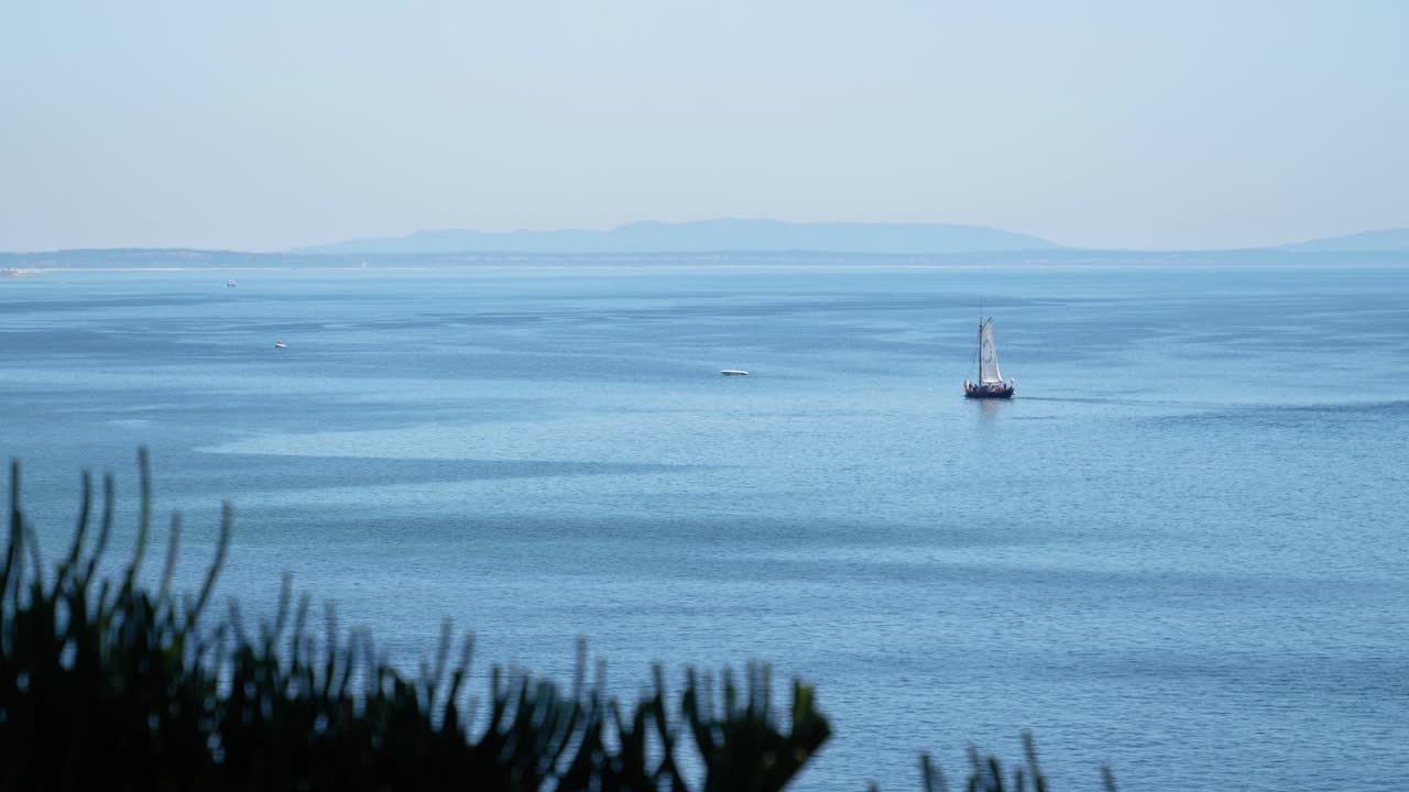 포르투갈 에스토릴 만 에 있는 항해 배 의 바다 풍경, 은 날
