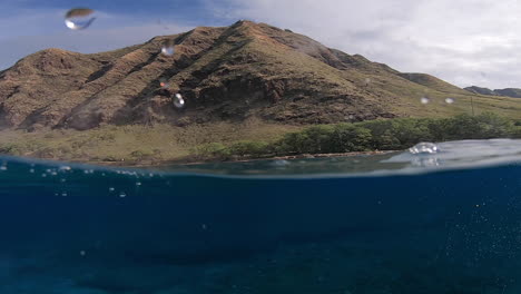 Blick-Auf-Die-Berge-Auf-Der-Insel-Oahu,-Hawaii-Vom-Ozean-Aus-Gesehen
