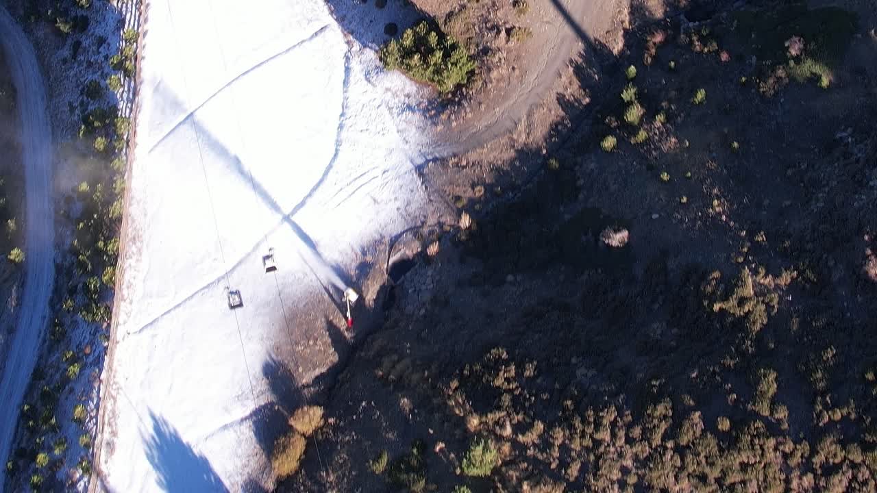 Esplorando il paesaggio innevato vicino a Granada, Spagna, durante l'inverno