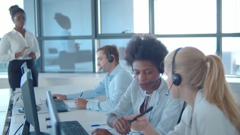 mentora y operadora de call center en auriculares.