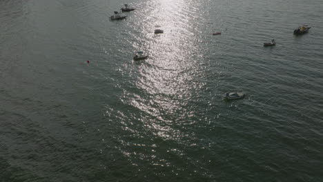 Toma-Aérea-De-Drones-De-Barcos-De-Turismo-De-Vela-En-Aguas-De-Hong-Kong,-China