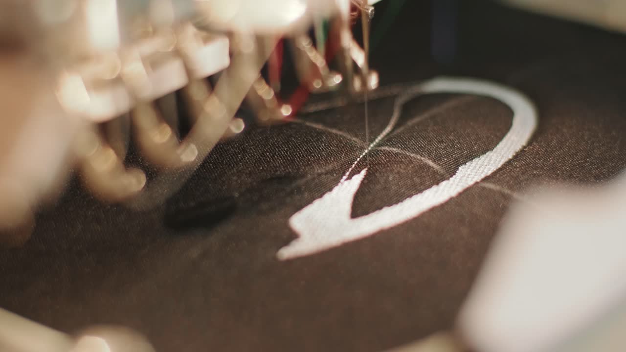 la máquina de bordado automática está trabajando a alta velocidad. primer plano