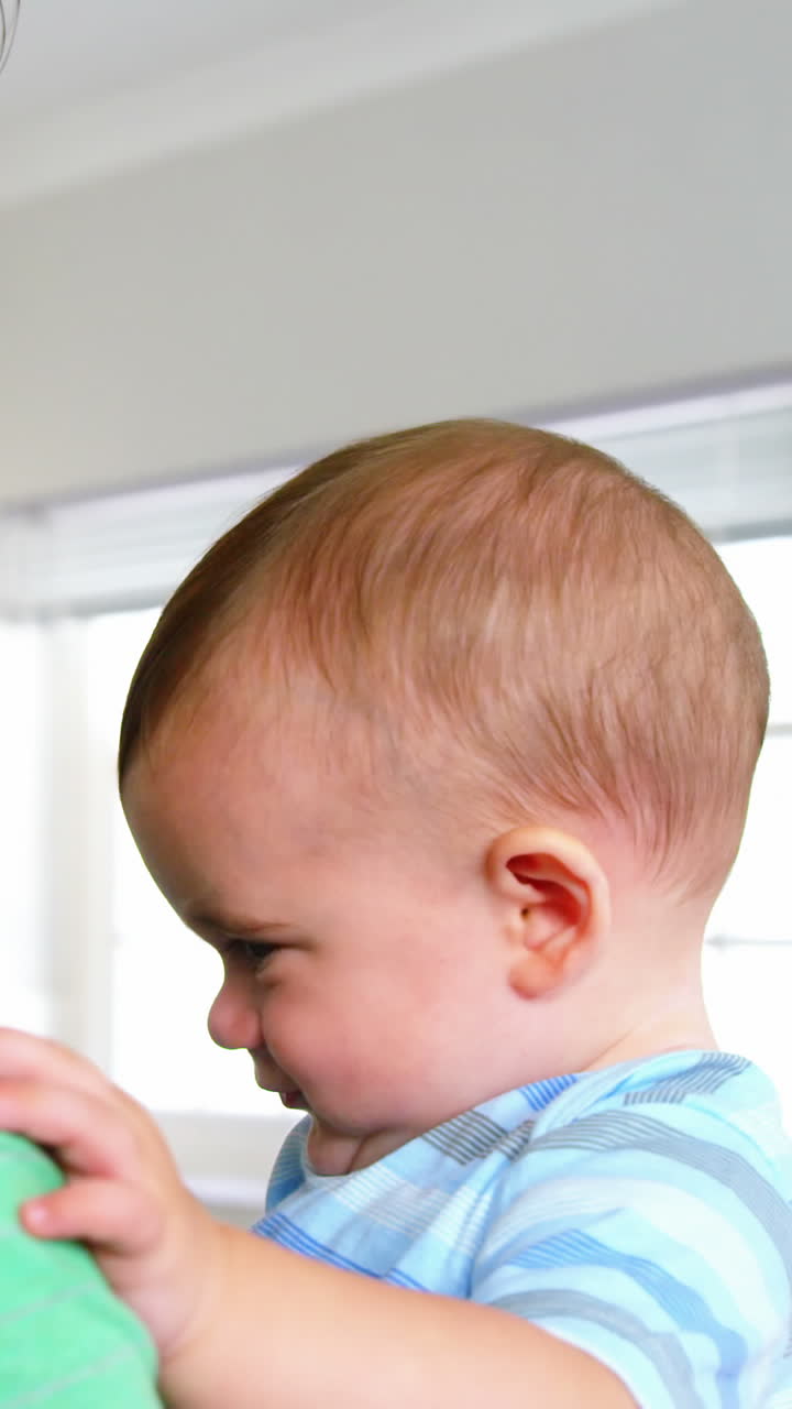 счастливый отец улыбается и держит своего ребенка