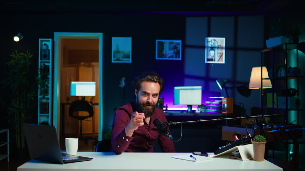 hombre infantil haciendo una introducción creativa para un vlog girando en la silla mientras filma