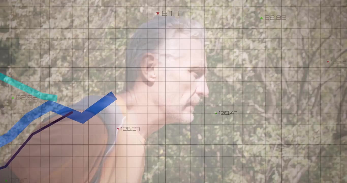 Uomo maturo che fa jogging all'aperto con sovrapposizione di dati digitali