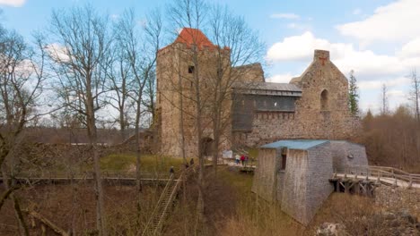 Ruinas-Del-Castillo-Medieval-De-Sigulda,-Letonia