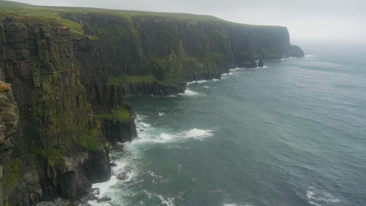 una vista impresionante de los acantilados de moher en irlanda