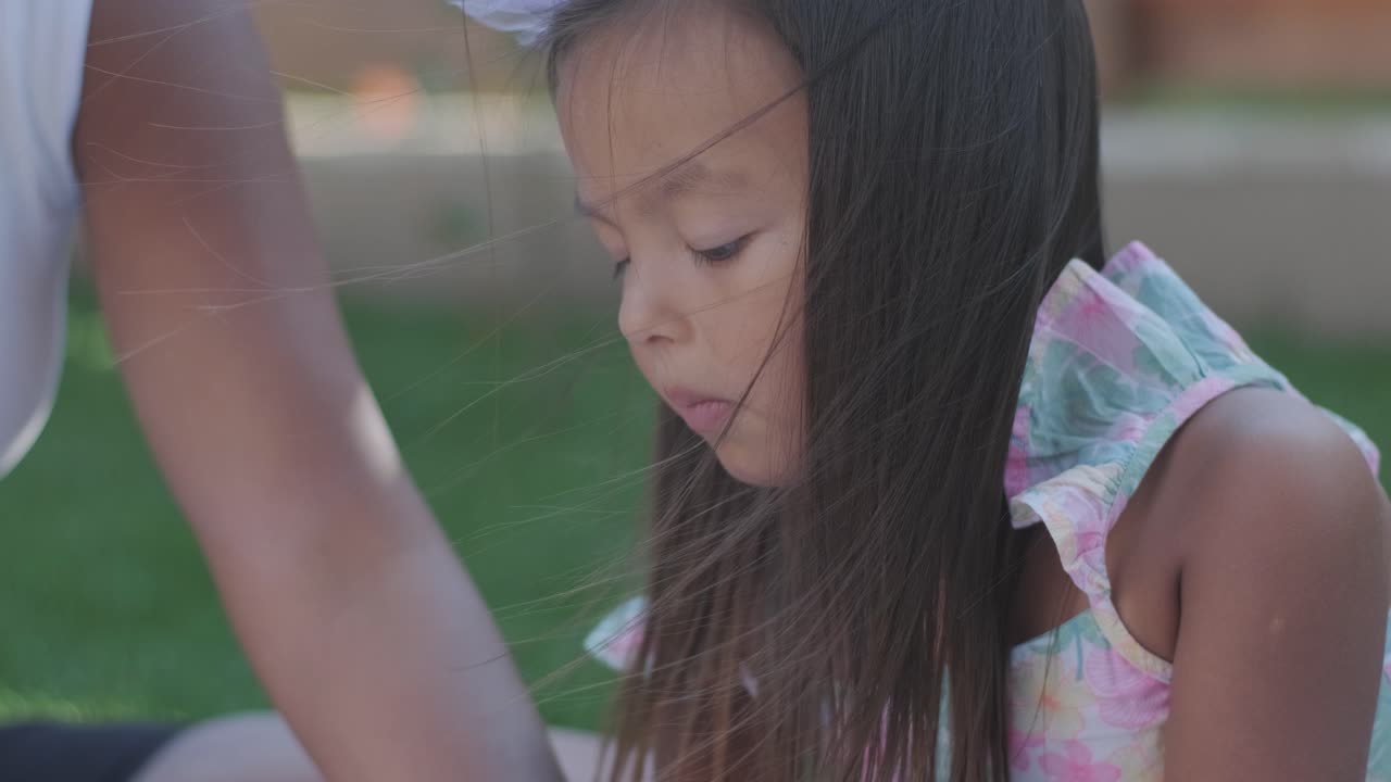 어린이가 야외에서 그림을 그리는 것