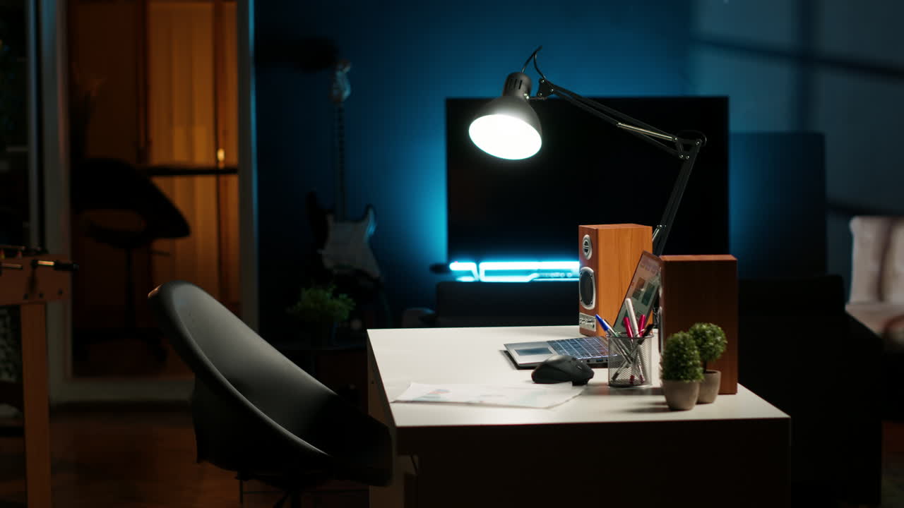 oficina en casa moderna en un elegante apartamento con muebles de madera