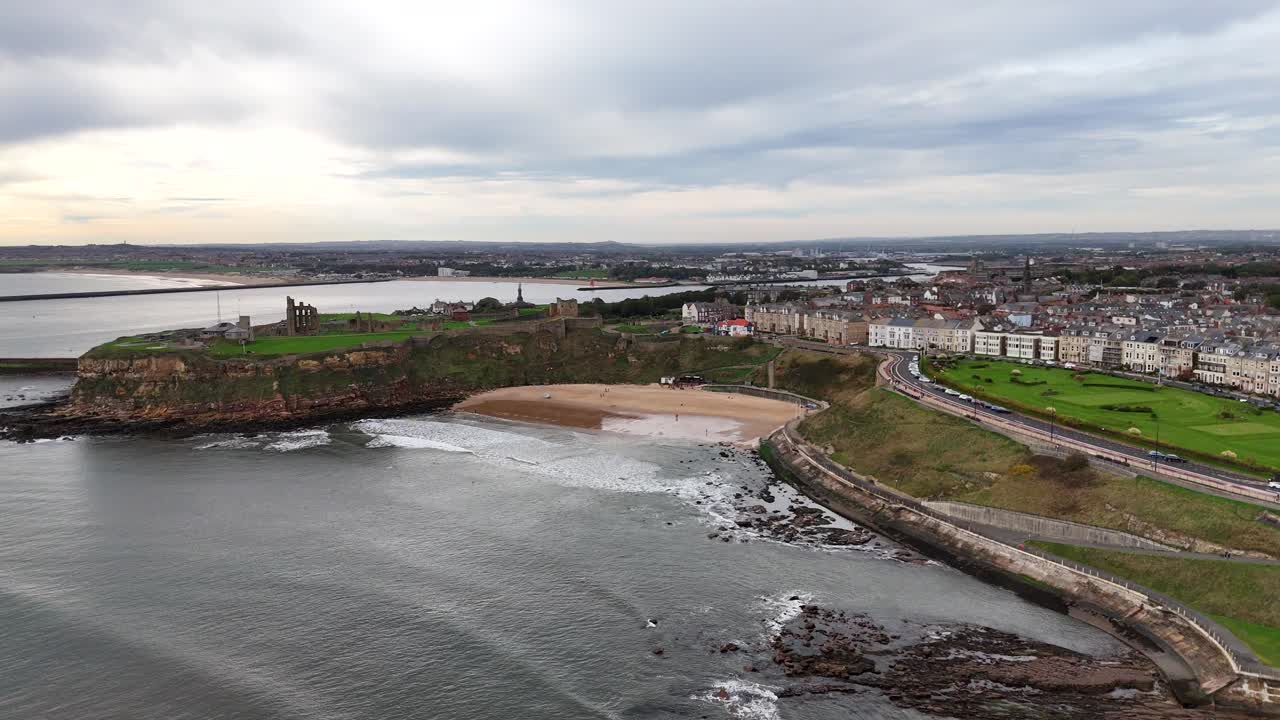 Dronefoto af Tynemouth Beach, kystby i det nordøstlige England, Storbritannien, North Tyneside, i Tyne and Wear, England Priory og Castle